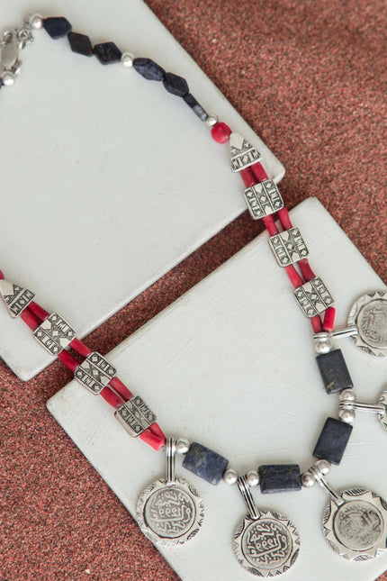 Yelli Jewels | Naszyjnik z wisiorkami Coins z koralem i lapisem