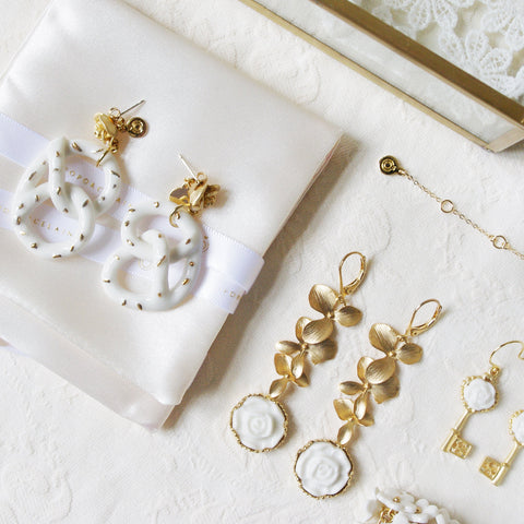 Poporcelain | Wiszące kolczyki z różą i preclem