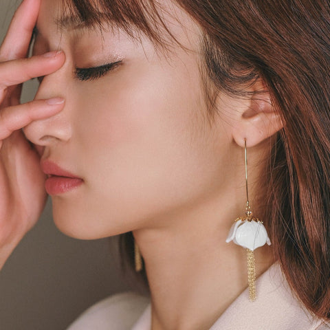 Poporcelain | Kolczyki z frędzlami w kształcie przebiśniegów