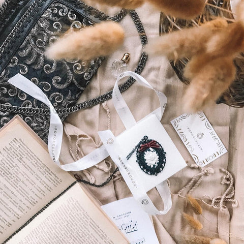 Poporcelain | Naszyjnik z różą Dark Romance