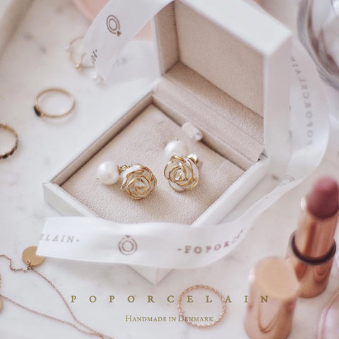 Poporcelain | Wiszące kolczyki róże z perłami White Cloud