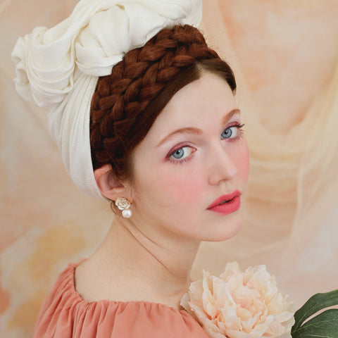 Poporcelain | Wiszące kolczyki róże z perłami White Cloud