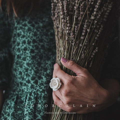 Poporcelain | Pierścionek z kwiatem śliwki