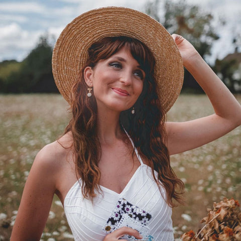 Poporcelain | Wiszące kolczyki z księżycową różą
