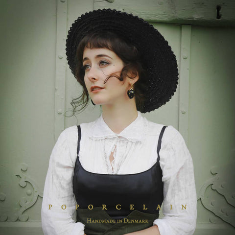 Poporcelain | Wiszące kolczyki czarne truskawki