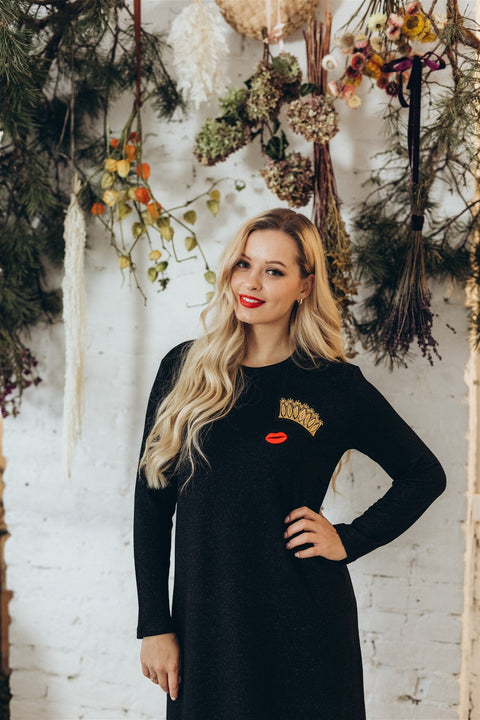 RADADA | Sukienka maxi Crown and Red Lips błyszcząca