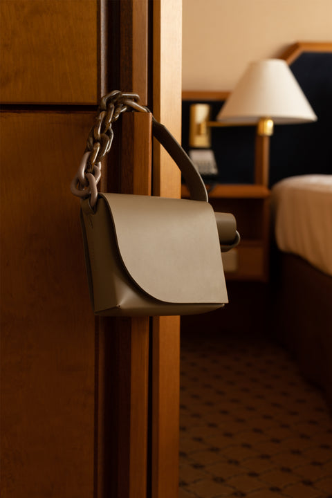 PBG studio | Mała torebka na ramię z łańcuszkiem