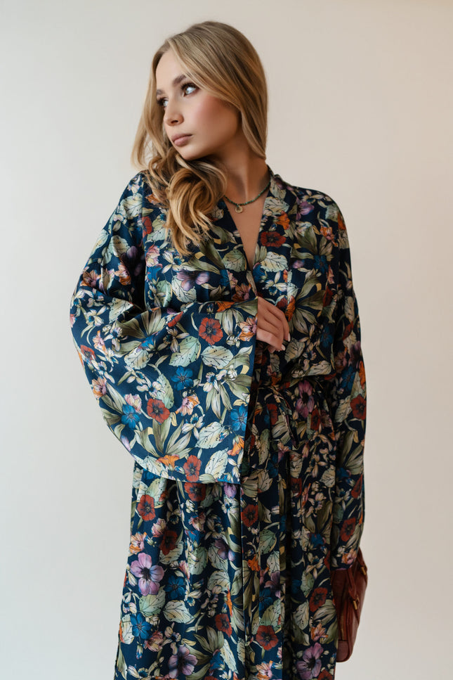 Maoconcept | Długie kimono z wiskozy w granatowym kolorze w kwiaty