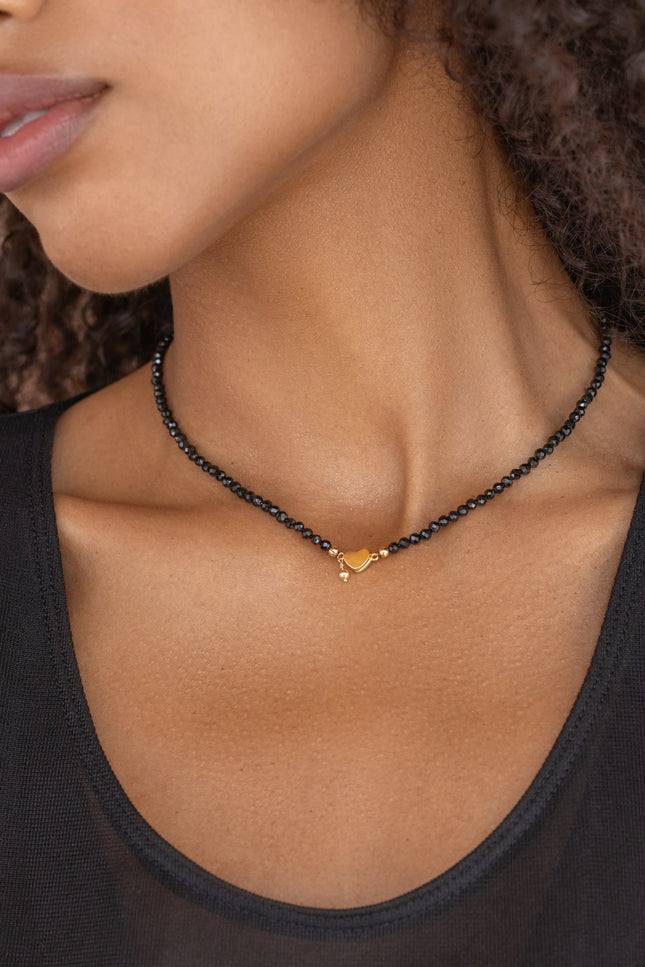 Pas de Marque | Gold-filled black spinel necklace Cœur Aimant