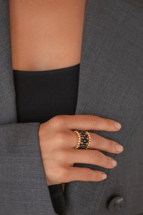 Pas de Marque | Wypełniony złotem czarny pierścionek ze spinelem La Bague