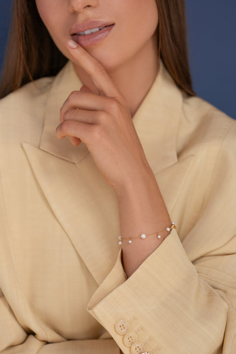Pas de Marque | Bransoletka z białych pereł słodkowodnych wypełniona złotem Constellation
