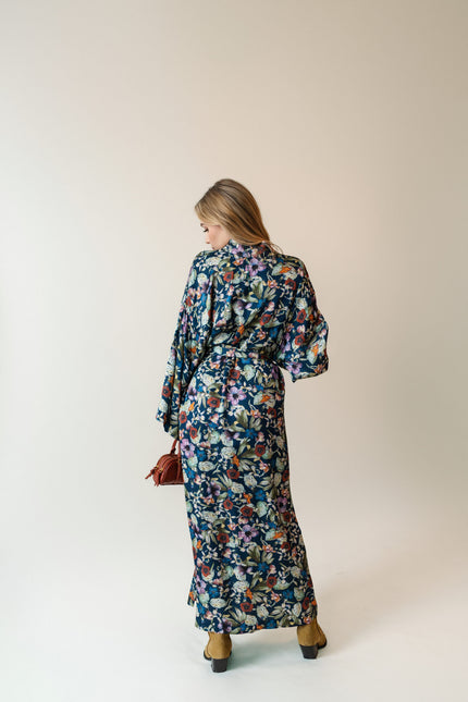 Maoconcept | Długie kimono z wiskozy w granatowym kolorze w kwiaty