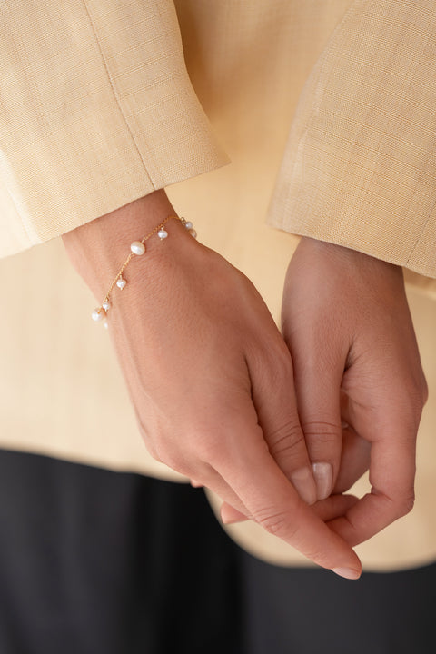 Pas de Marque | Bransoletka z białych pereł słodkowodnych wypełniona złotem Constellation