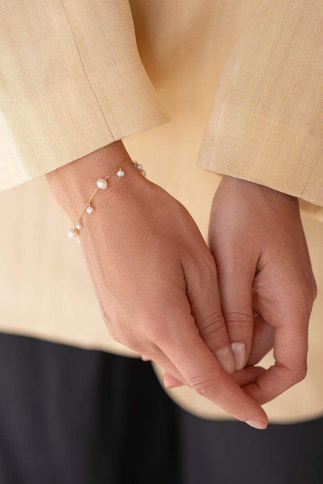 Pas de Marque | Gold-filled white freshwater pearl bracelet Constellation