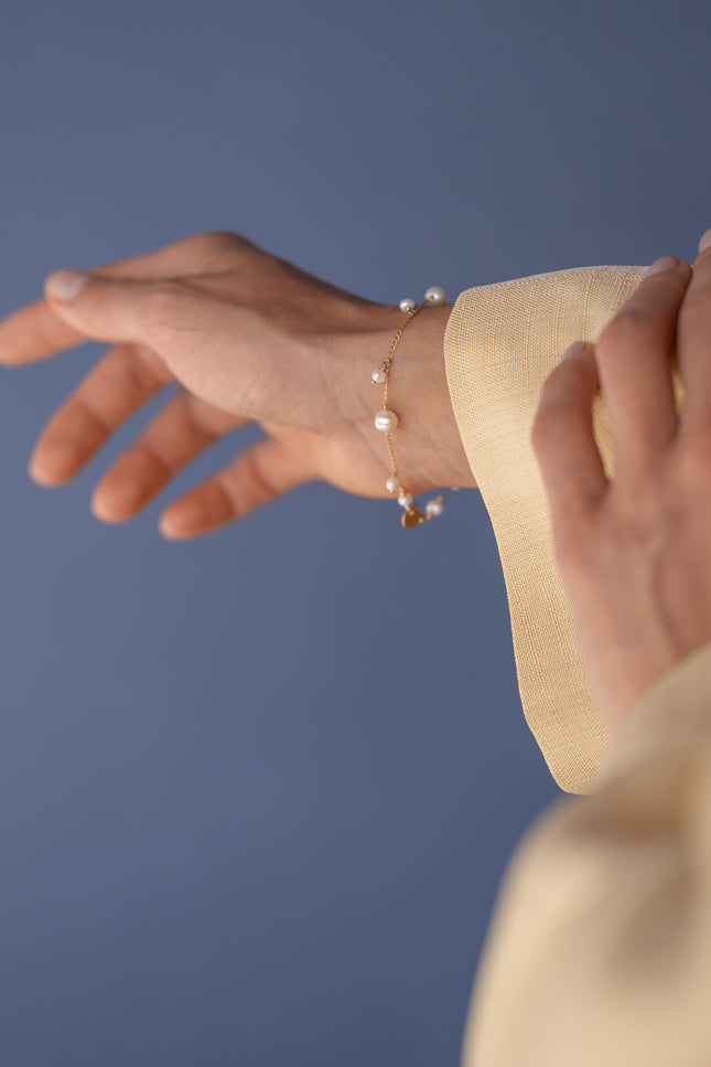 Pas de Marque | Gold-filled white freshwater pearl bracelet Constellation