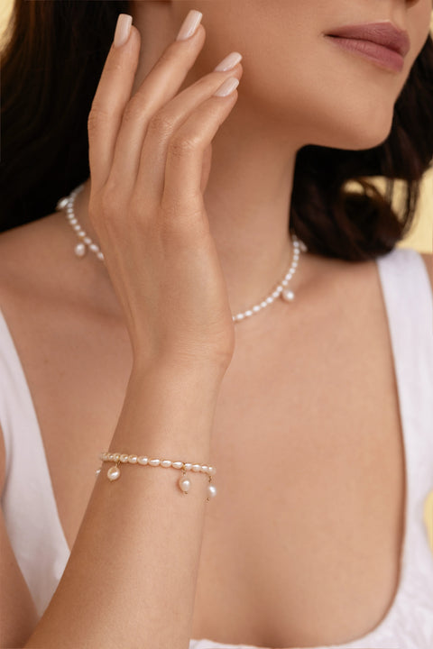 Pas de Marque | Bransoletka z białych pereł słodkowodnych wypełnionych złotem Sauvage