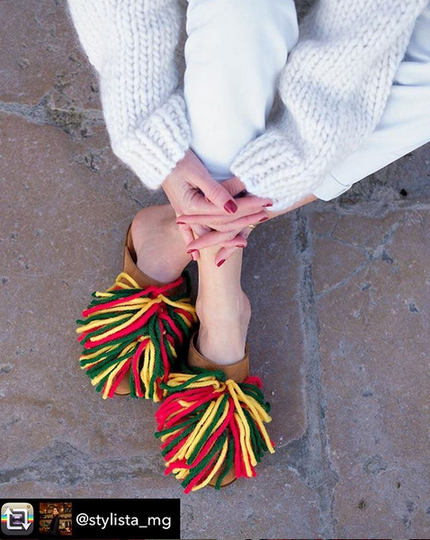 Entrudo | Burgas Slippers with wool fringes yellow