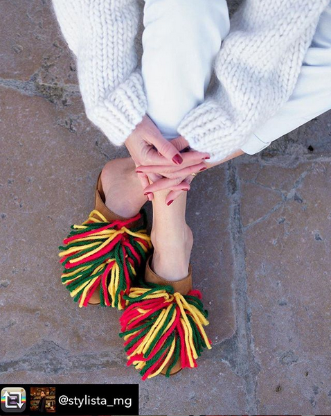 Entrudo | Burgas Slippers with wool fringes yellow