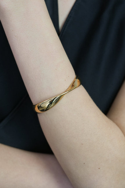 Miss Cecilia | Twist Sculpt Cuff