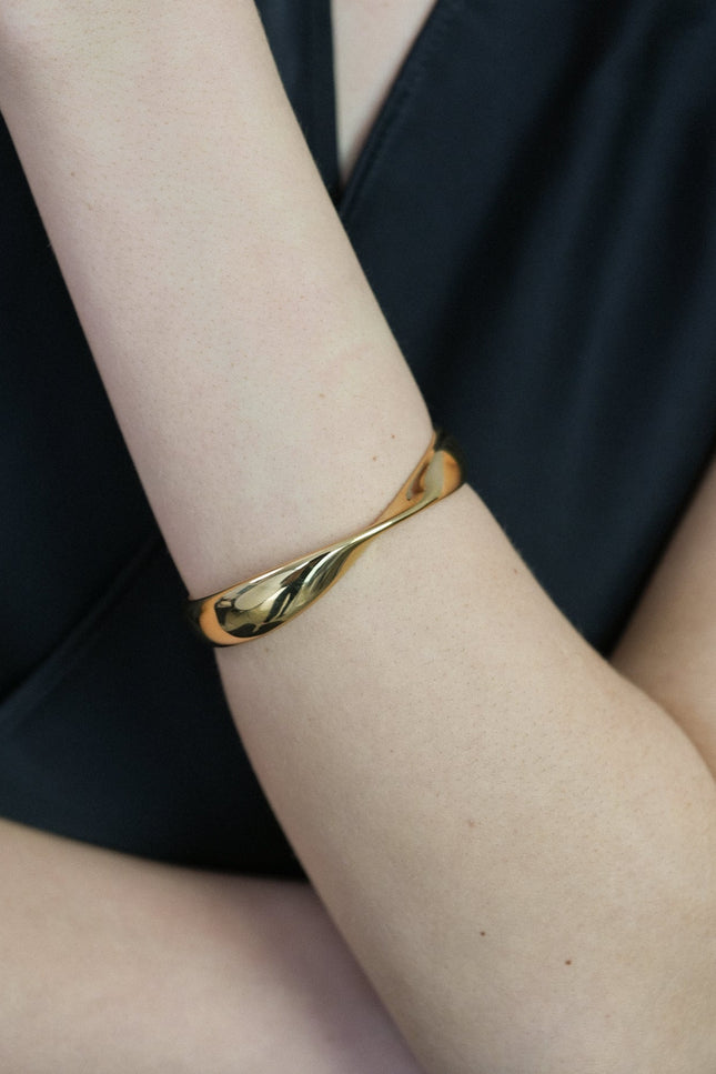 Miss Cecilia | Twist Sculpt Cuff