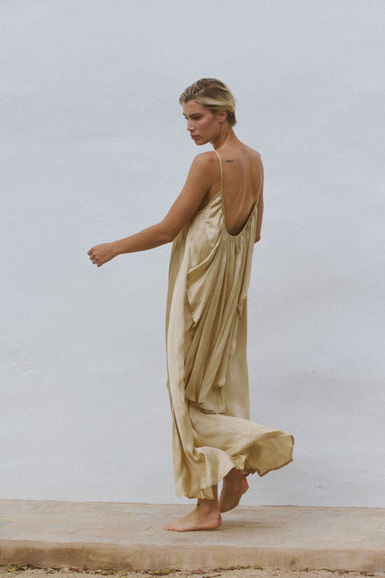 A Perfect Nomad | SILK SYROS