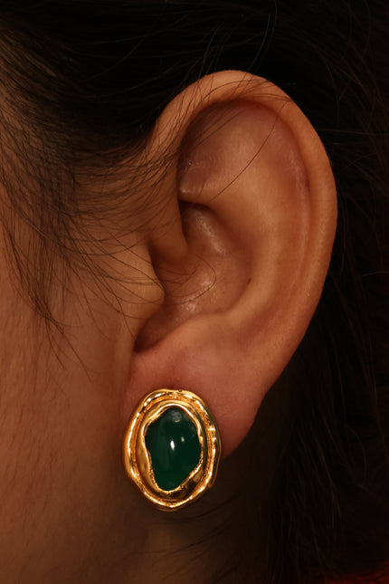 Arvino's Gold plated earring with a green onyx worn by a model. Green Onyx ocean stud from arvino Demi fine jewellery collection