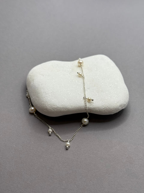 Pas de Marque | Bransoletka ze srebra próby 925 z białymi perłami słodkowodnymi Constellation