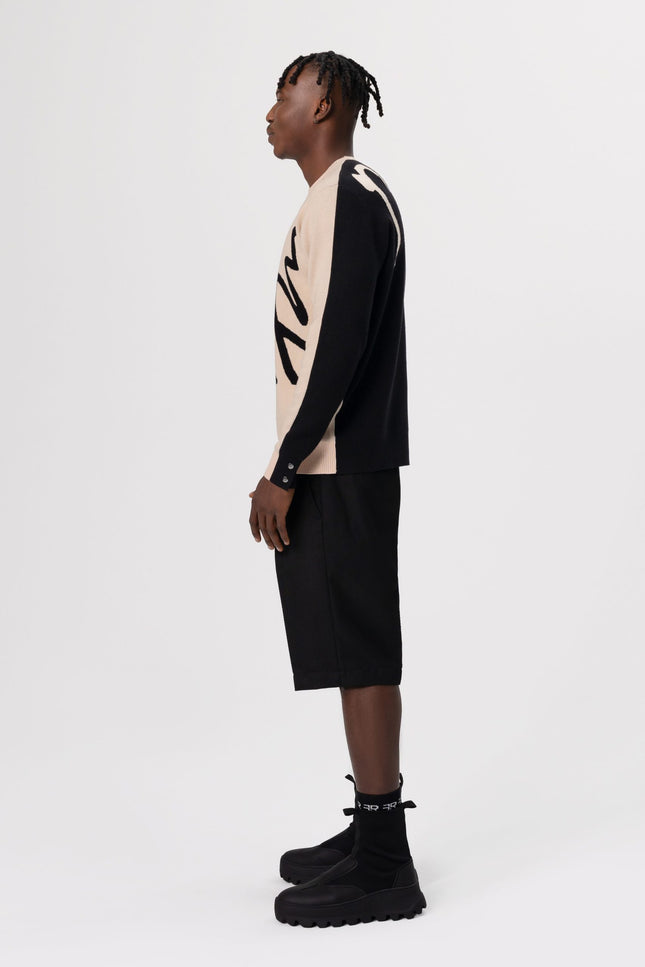 Jacquard fine knit FREISI sweater-a visually striking design featuring the contrasting jacquard Freisi logo adorning the front, shoulder line, and back