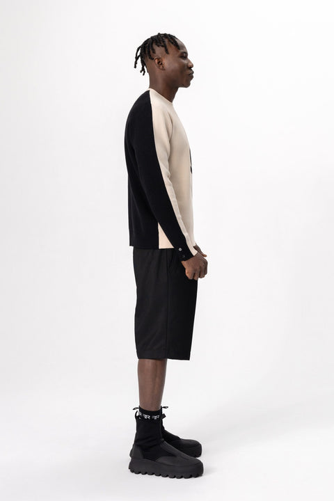 Jacquard fine knit FREISI sweater-a visually striking design featuring the contrasting jacquard Freisi logo adorning the front, shoulder line, and back