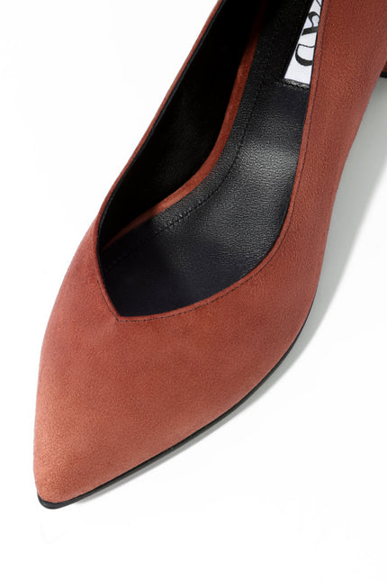 Ballerina flats in brown suede leather with a pointed toe
