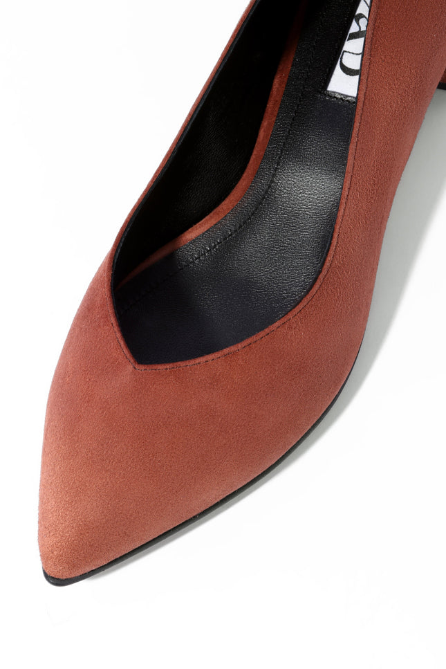 Ballerina flats in brown suede leather with a pointed toe