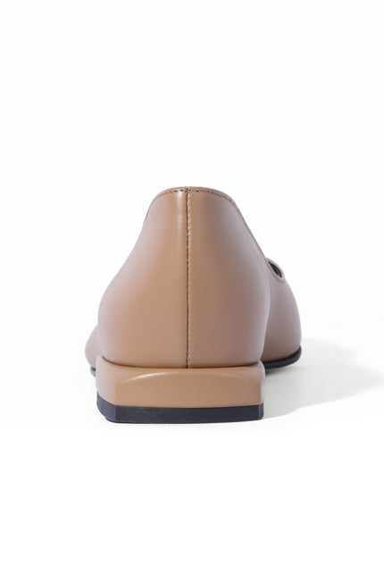 Ballerina_flats_in_dark_nude_leather