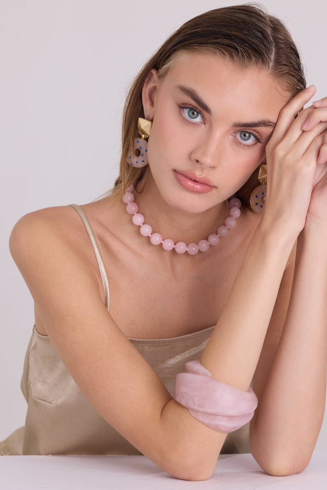 Biżuteria Michaela Nasha | Bransoletka z rzeźbionej żywicy kwarcu różowego Brigite Matte Rose Quartz