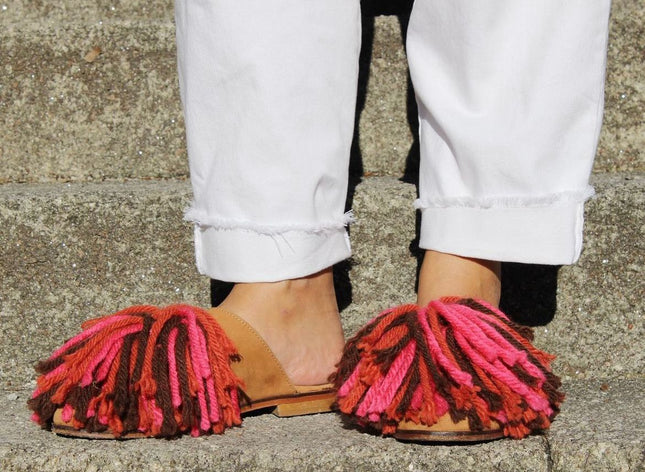 Entrudo | Burgas Slippers with wool fringes pink