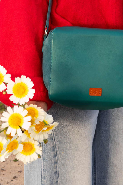 bolso de piel buxus esmeralda modelo primer plano