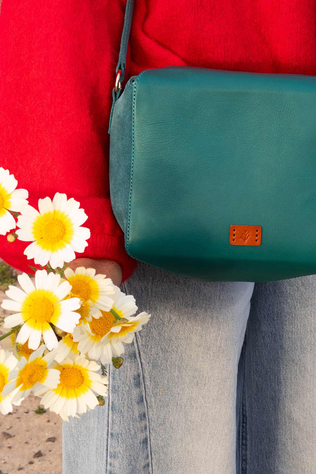 bolso de piel buxus esmeralda modelo primer plano