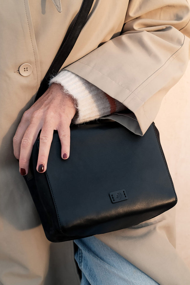 bolso de piel buxus negro modelo frontal