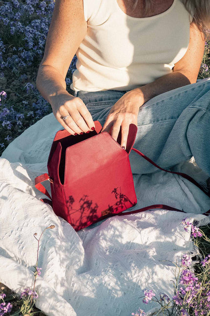 bolso de piel buxus rojo modelo flores vista abriendo
