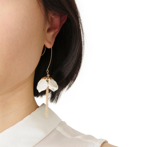 Poporcelain | Kolczyki z frędzlami w kształcie przebiśniegów