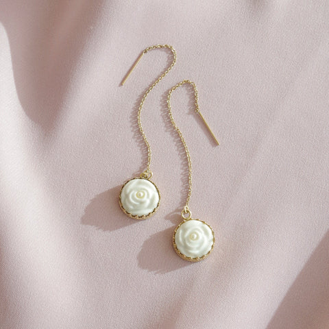 Poporcelain | Wiszące kolczyki róże z perłami