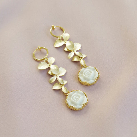 Poporcelain | Wiszące klipsy z księżycową różą i liśćmi