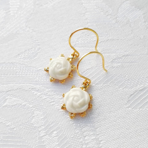 Poporcelain | Wiszące kolczyki z kwiatem Camellia