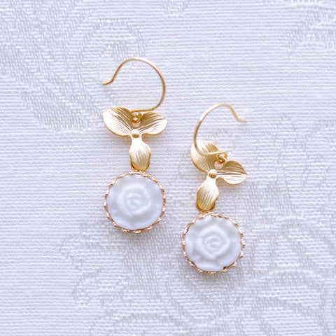 Poporcelain | Wiszące kolczyki z księżycową różą