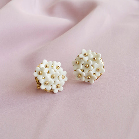Poporcelain | Daisy Cluster Clip Studs