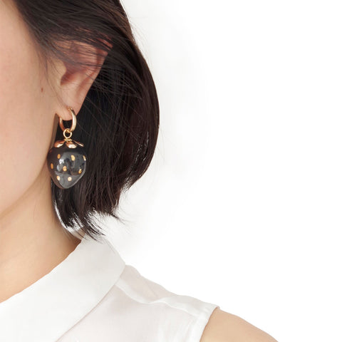 Poporcelain | Wiszące kolczyki czarne truskawki