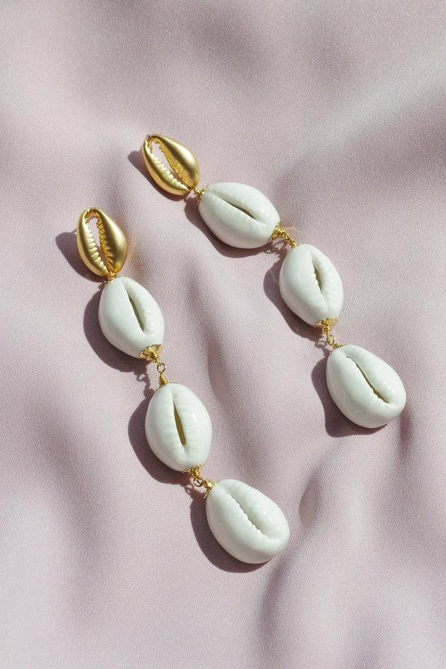 Poporcelain | Wiszące kolczyki z muszlami Cowrie