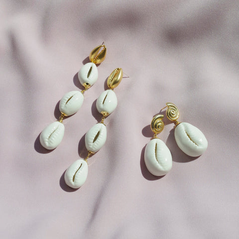Poporcelain | Wiszące kolczyki z muszlami Cowrie