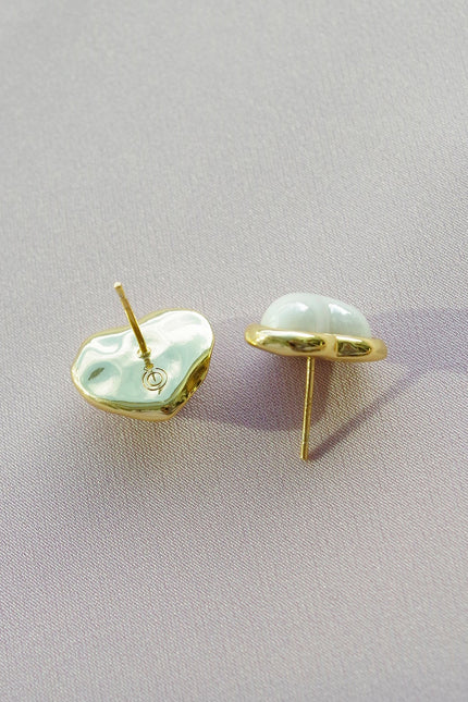 Poporcelain | Pearly White Heart Studs