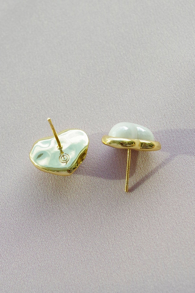 Poporcelain | Pearly White Heart Studs
