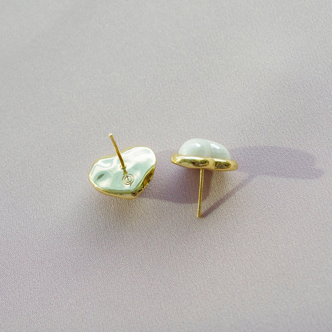 Poporcelain | Pearly White Heart Studs